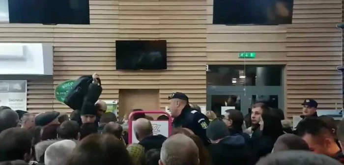 Sute de oameni s-au înghesuit pe holurile aeroportului