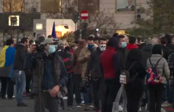 Circa 200 de persoane protestează în Piaşa Victoriei FOTO Captură vieo digi24.ro