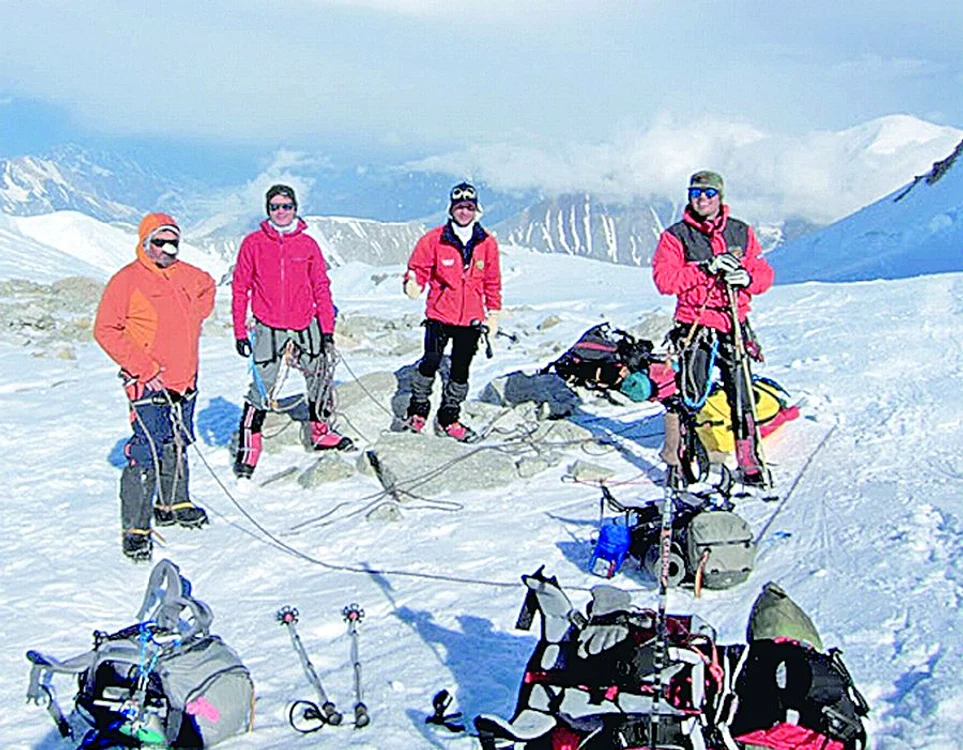 
    Alpiniştii au escaladat  muntele în trei zile şi jumătate  