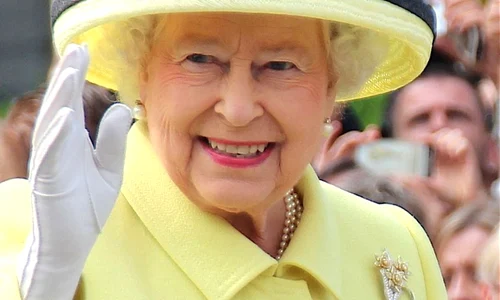 Regina Elisabeta a II a, fotografiată în timp ce conducea un automobil  jpeg