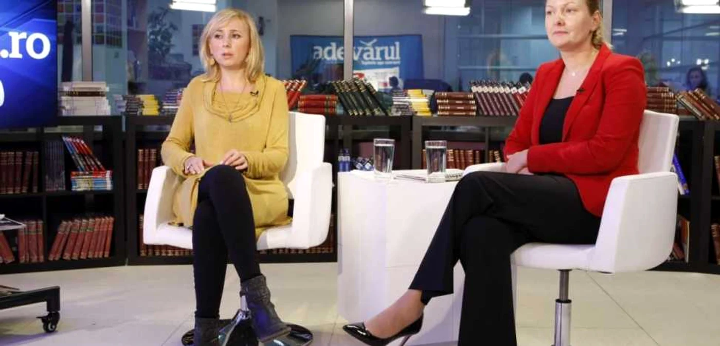 Psihologul Daniela Gheorghe, alături de Cătălina Florea, directorul Asociaţiei Telefonul Copilului, în studioul Adevărul FOTO David Munteanu
