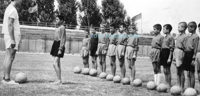 Profesorul Emil Câinaru în urmă cu cinci decenii alături de elevii săi / FOTO Bogdan Vladu