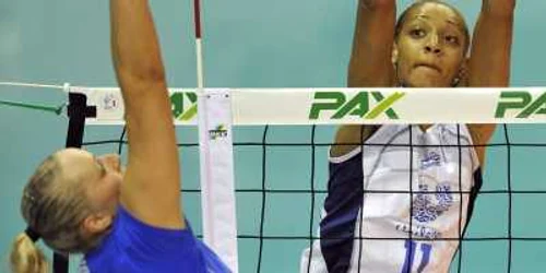 Olga Tocko atacă în meciul cu Unilever Volei Rio de Janeiro