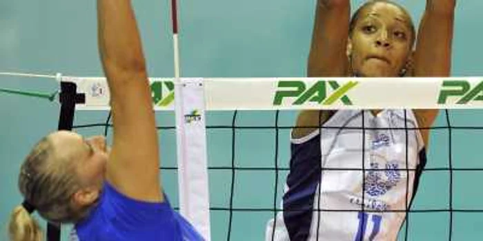 Olga Tocko atacă în meciul cu Unilever Volei Rio de Janeiro