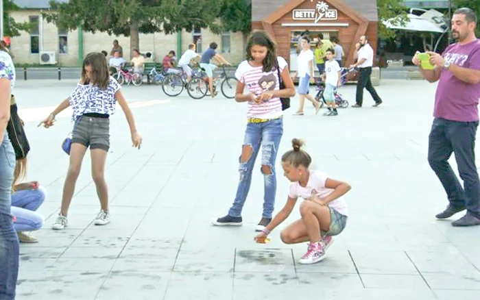 
    Mai mulţi copii şi tineri  au stropit cu parfum  pavajul din Piaţa UniriiFoto: Adrian Mangu  