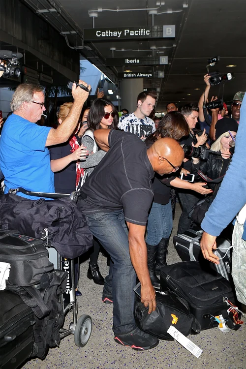 Selena s-a trezit înconjurată din toate părţile