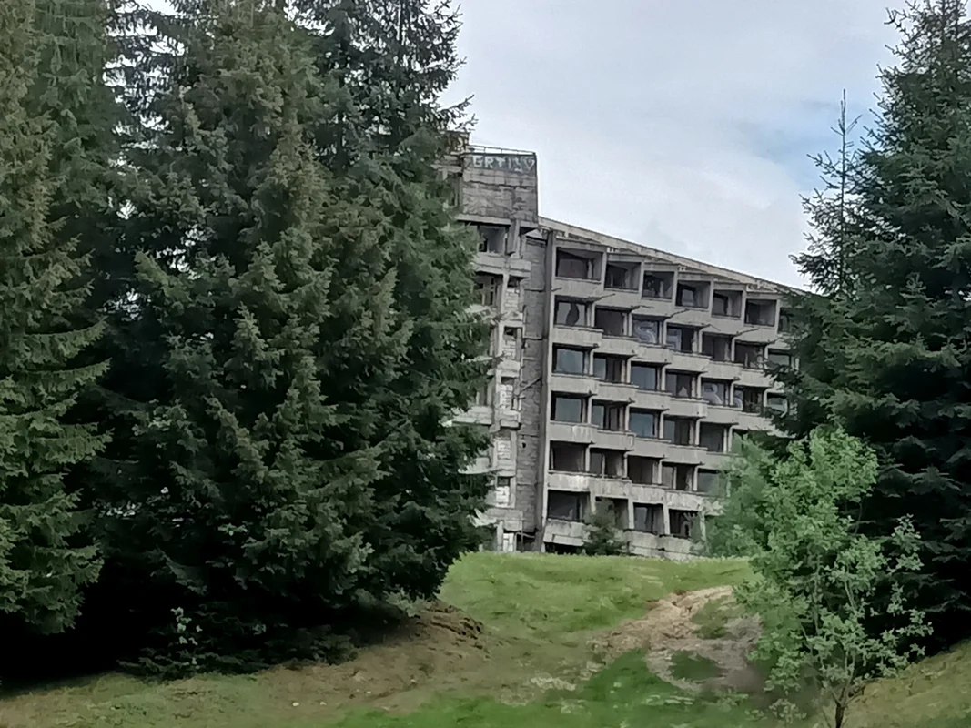 Hotelul neterminat şi abandonat din staţiunea Vidra - Vâlcea Foto Daciana Stoica - Adevărul