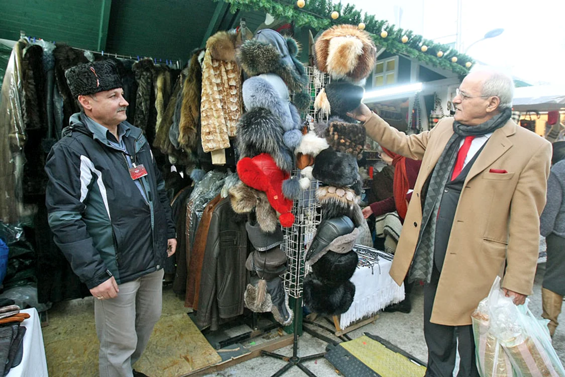 Reporterii Click! l-au însoţit ieri la cumpărături pe celebrul cântăreţ, care şi-a golit portofelul ca să umple ghetuţele Foto: Dorin Constanda