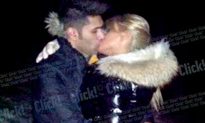 Sânziana Buruiană şi a pus  mănuşi, dar nu a renunţat  la decolteu, pe pârtia de  schi, în seara de Revelion (fotografii: Arhivă personală) jpeg