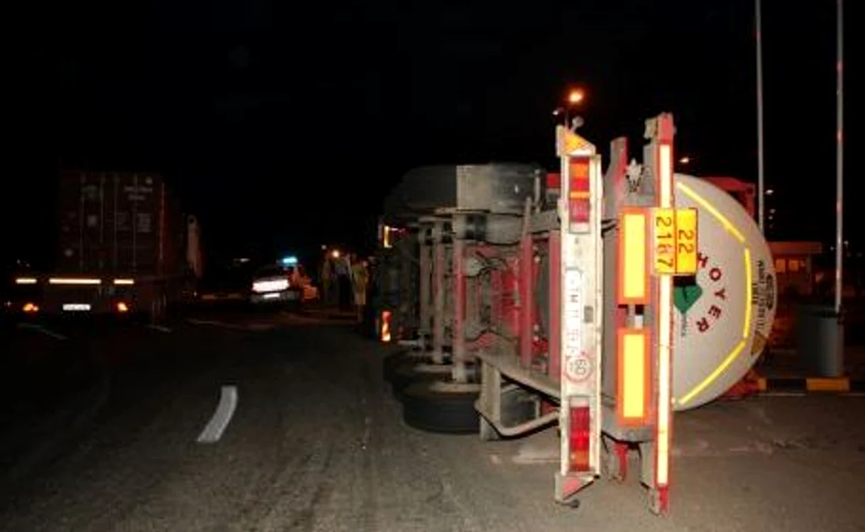 
    O cisternă cu GPL s-a răsturnat pe şoseaua Chtilei  