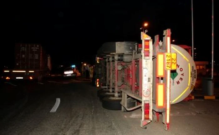 
    O cisternă cu GPL s-a răsturnat pe şoseaua Chtilei  