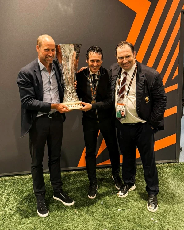 Prințul William, cu trofeul Ligii Europa, alături de antrenorul Unai Emry (FOTO: FB/ Aston Villa)