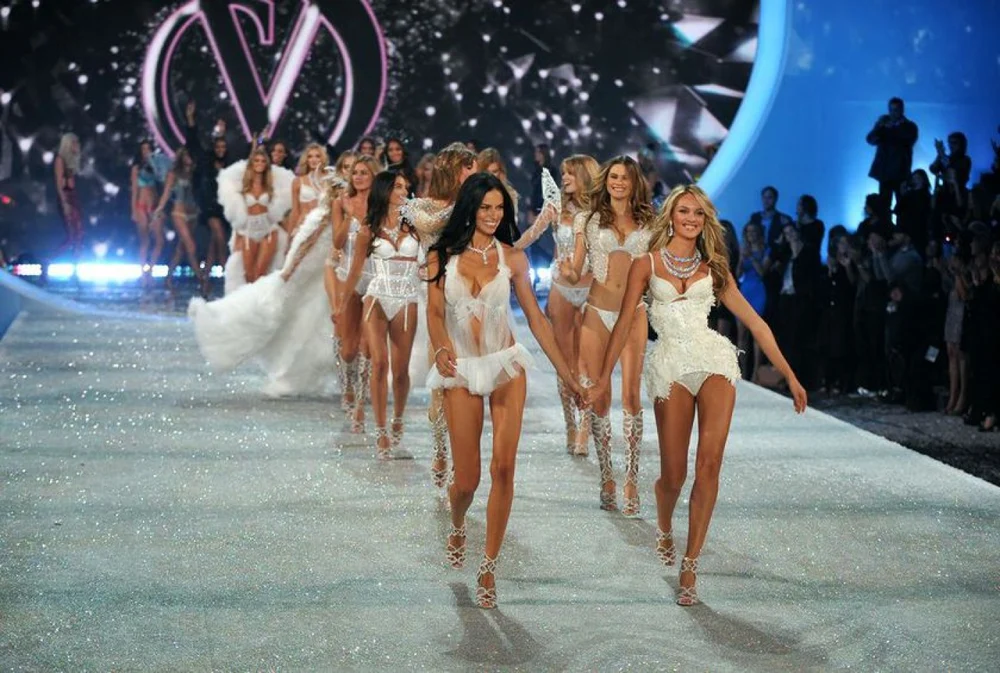 Cum a revenit Victoria’s Secret în prim plan: pariul pe „sexy” și marketingul cu vedete globale