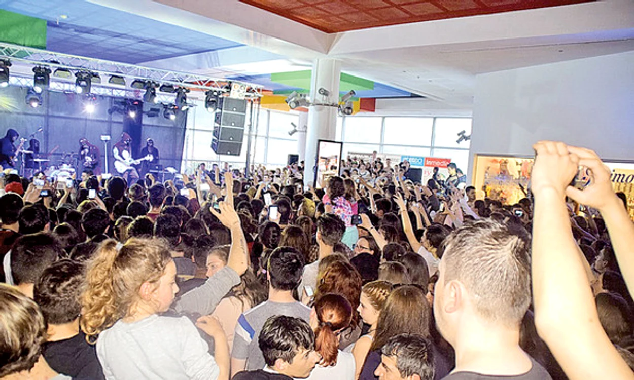 Spectacolul a fost organizat în interiorul mall-ului, la etaj