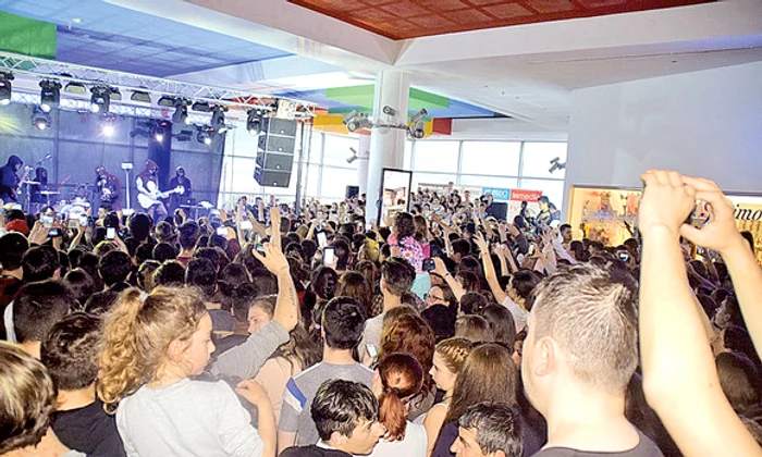 Spectacolul a fost organizat în interiorul mall-ului, la etaj