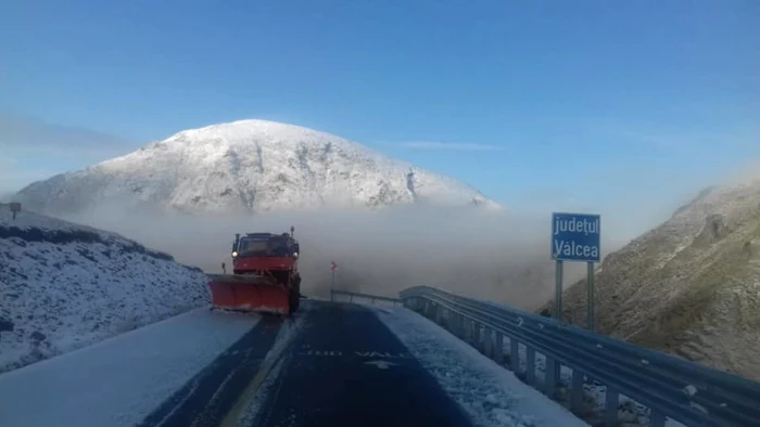 Drumarii deszăpesc cel mai înalt drum din ţară