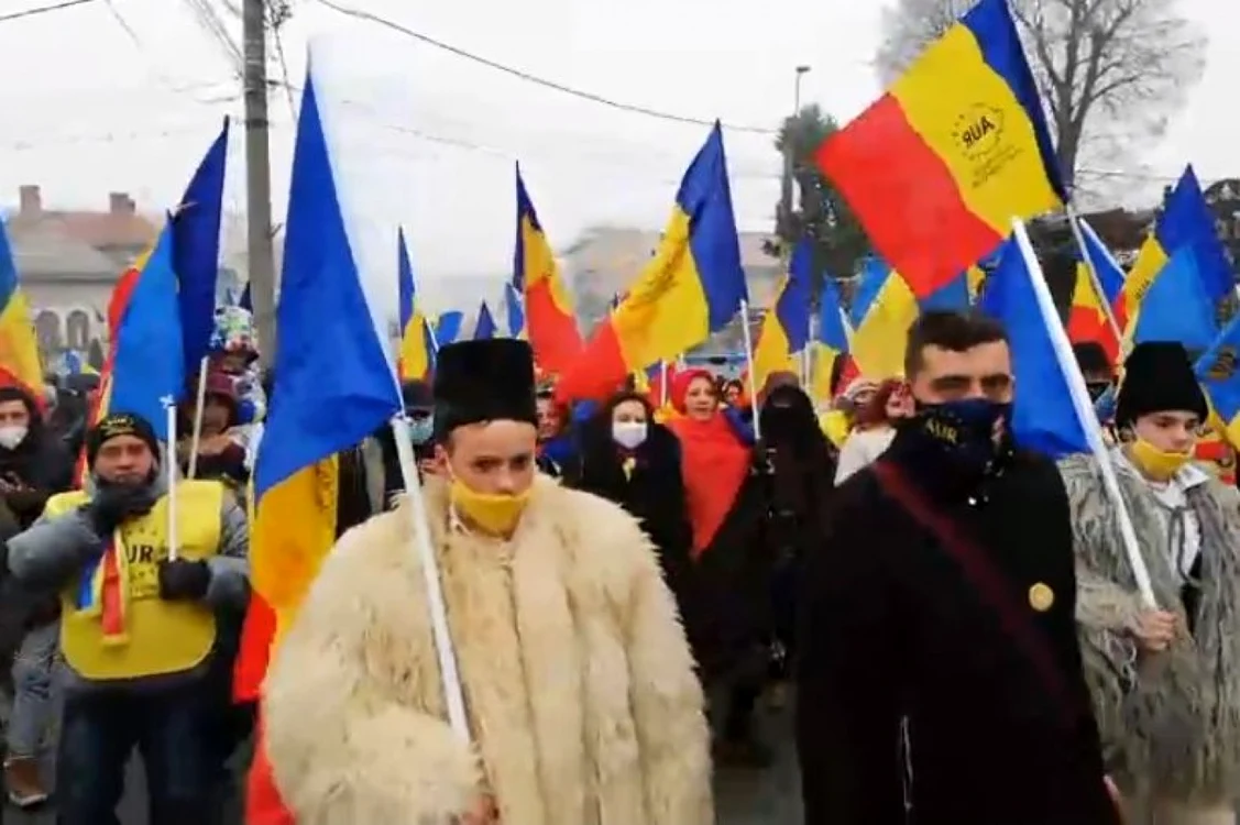 Câteva sute de persoane participă la un marş prin oraş