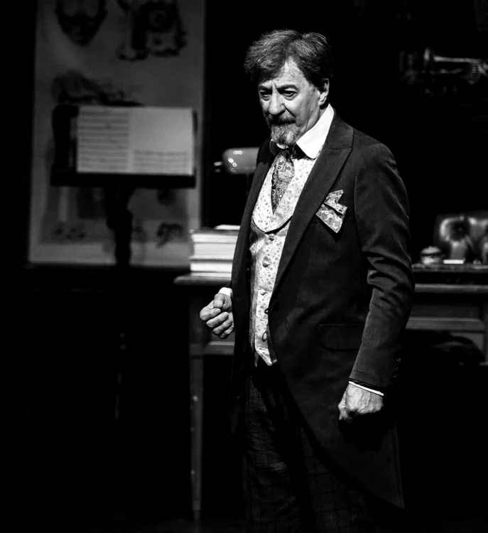 Ion Caramitru, în profesorul Higgins, în spectacolul "My Fair Lady"  FOTO: Teatrul Naţional de Operetă şi Musical  "Ion Dacian"