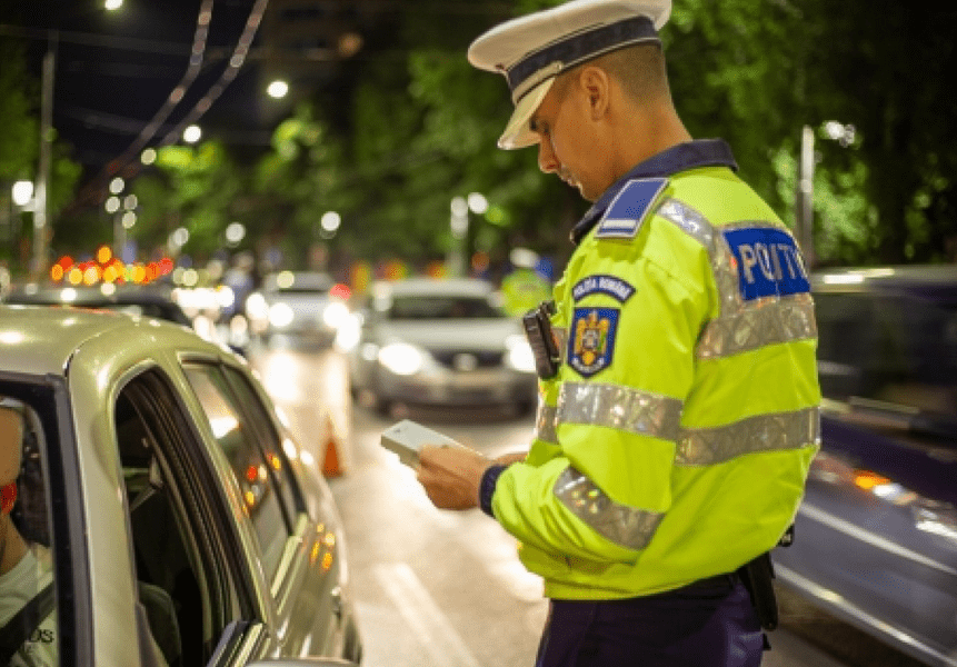 Polițiști implorați să ia o mită de 200 de lei: „Vă rog din suflet, oameni buni”