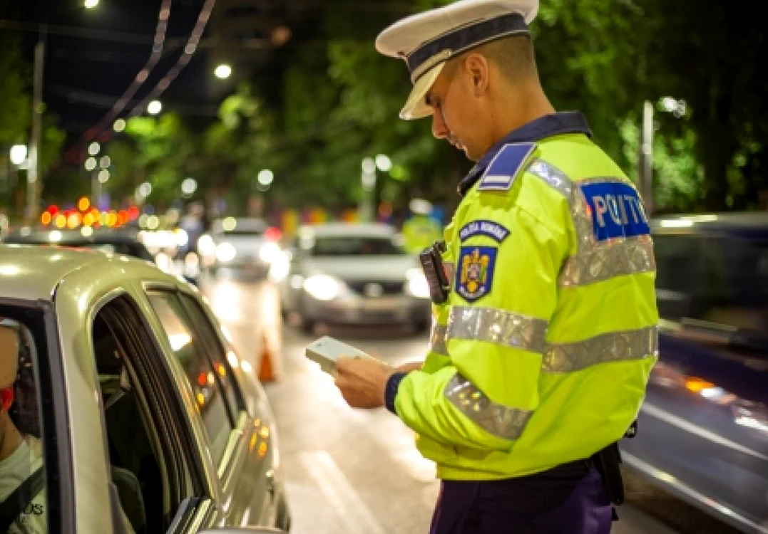 Polițiștii l-au filmat pe șoferul care a încercat să îi mituiască FOTO Arhiva Adevărul
