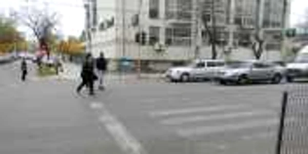 Oamenii traversează strada deşi acest lucru este interzis