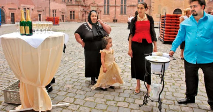 în curtea palatului din Aschaffenburg, Germania, rromii de mătase se pregătesc de botez