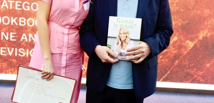 Laura Cosoi, alături de Edouard Cointreau, preşedintele juriului şi fondatorul Premiilor Gourmand FOTO Arhivă personală Laura Cosoi/Facebook