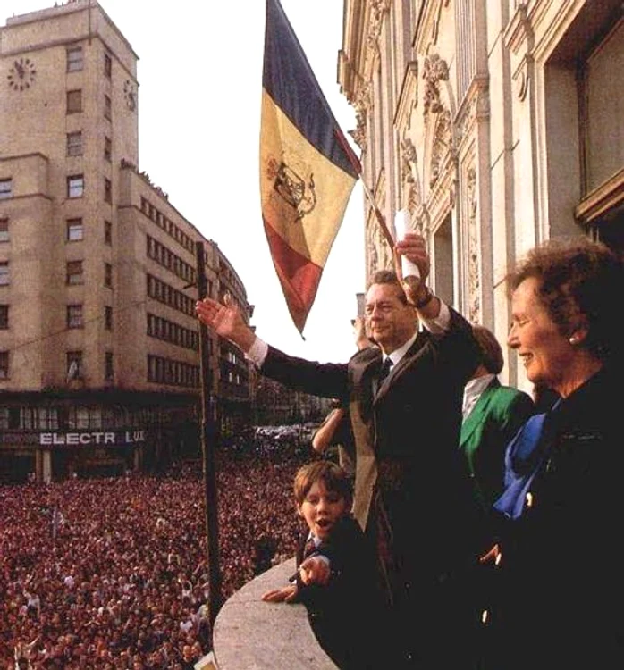Apariția regelui Mihai în balconul Hotelului Continental este unul dintre cele mai emoționante momente din ultimii 30 de aniFoto: romaniaregala.ro