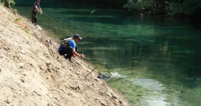 Braconierii prindeau peştele cu două plase (Foto: arhivă)