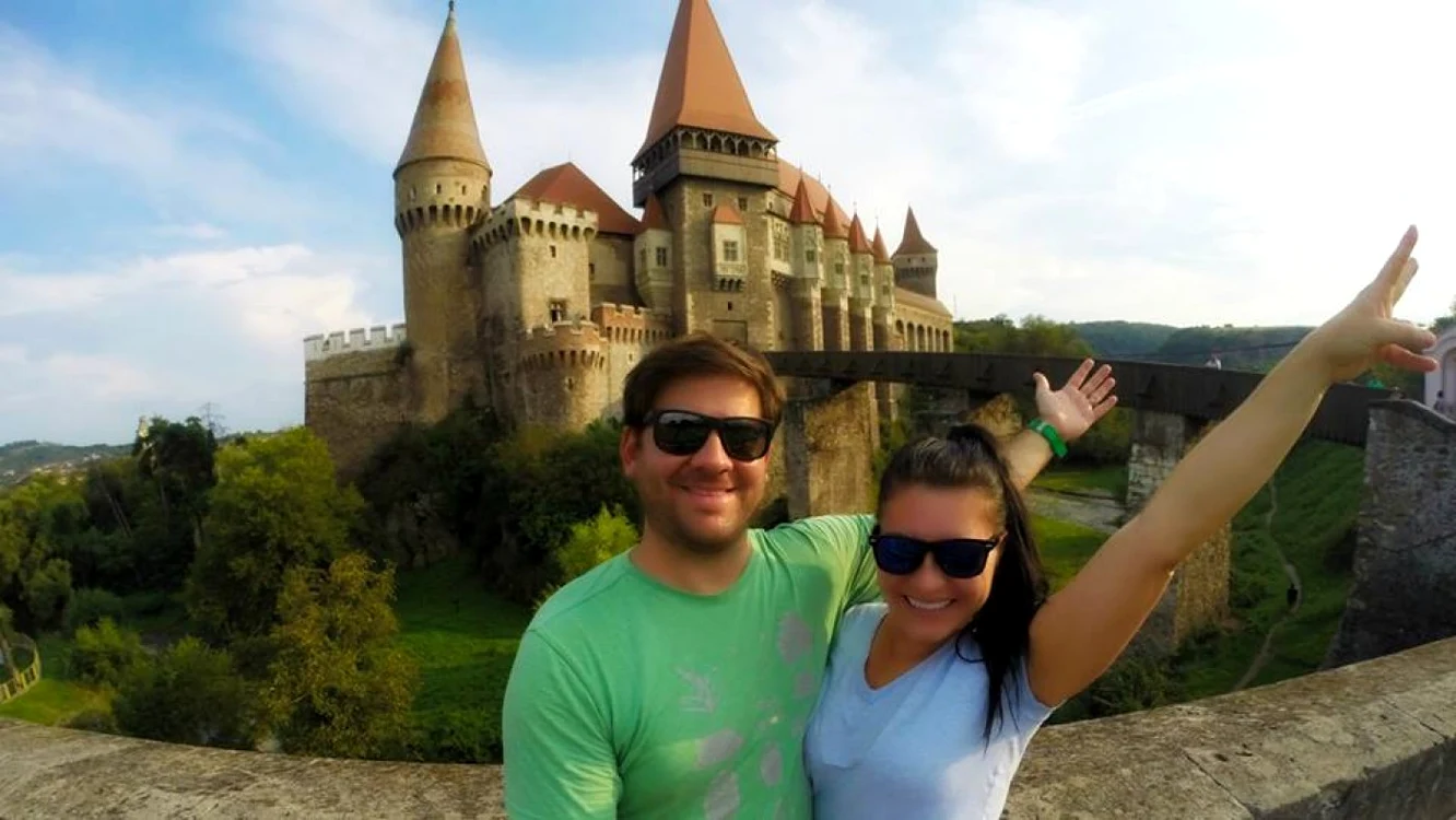 Harry şi Audrey cred că bloggerii de călătorie creează o imagine falsă a ţărilor prin care trec.
