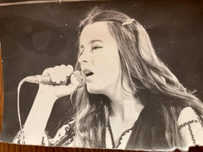 Maria Dragomiroiu tânără cântând