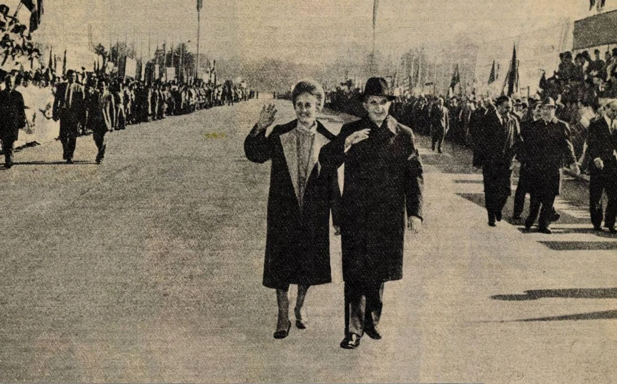 Nicolae și Elena Ceaușescu aclamați de mulțime