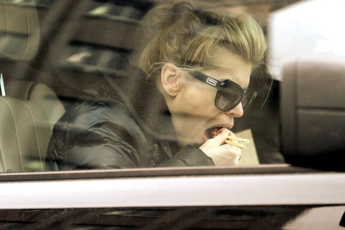 Loredana Groza Da, în poze e chiar Lori, înfulecând sushi cu atâta poftă, de parcă n-ar fi mâncat de o lună