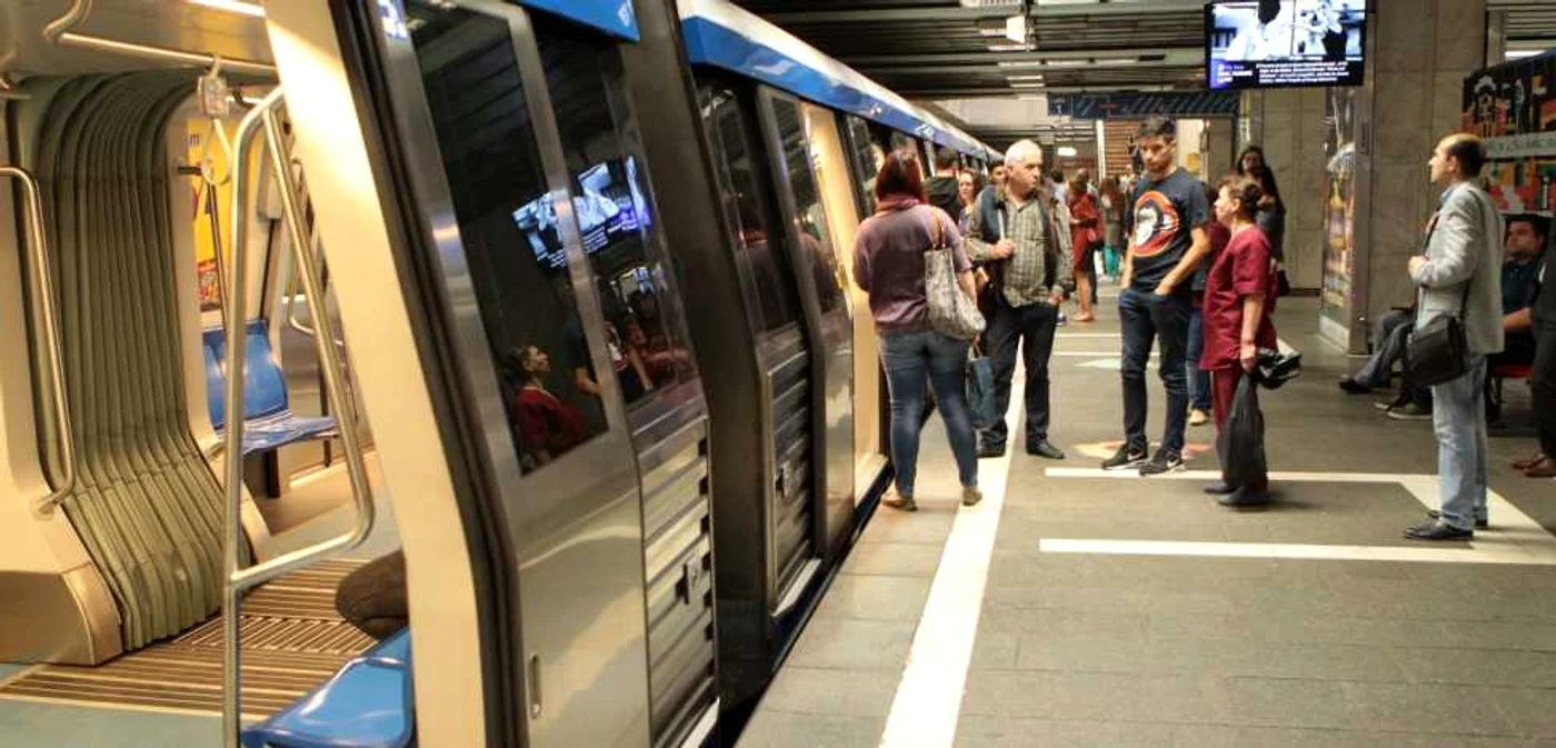 Bărbatul a fost scos de sub o garnitură de metrou FOTO Eduard Enea