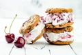 Biscuiti cu ciocolata si inghetata cu cirese  Sursa foto shutterstock 684856267 jpg