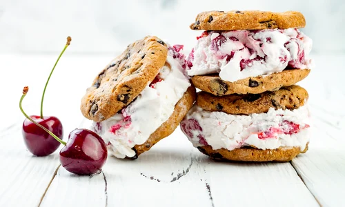 Biscuiti cu ciocolata si inghetata cu cirese  Sursa foto shutterstock 684856267 jpg
