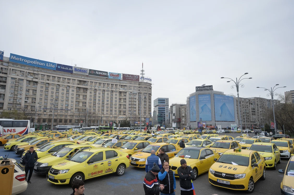 
    Un protest organizat de Confederaţia Operatorilor şi Transportatorilor Autorizaţi din România (COTAR), la care ar urma să participe 5.000 de maşini din toată ţara, este anunţat astăzi, 21 martieFoto: Mediafax  