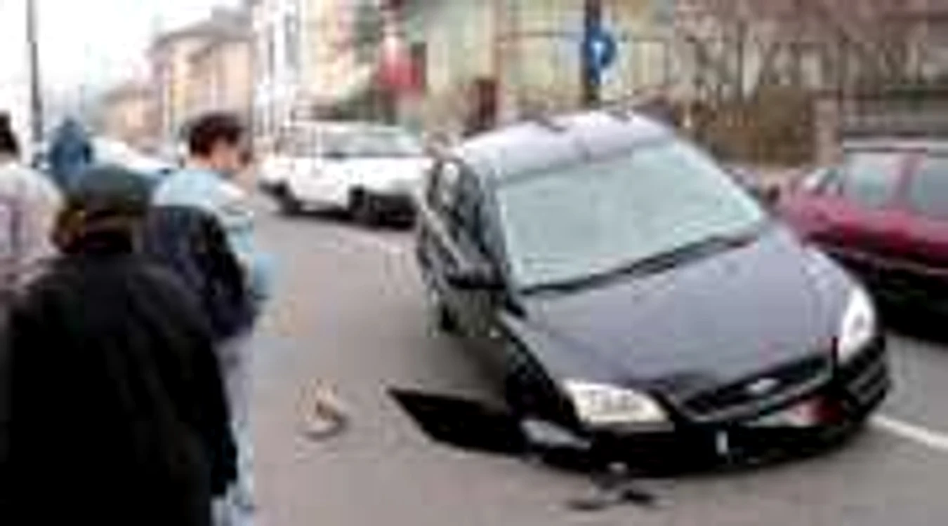 Râmnicu Vâlcea: S-a prăbuşit cu Fordul în carosabil