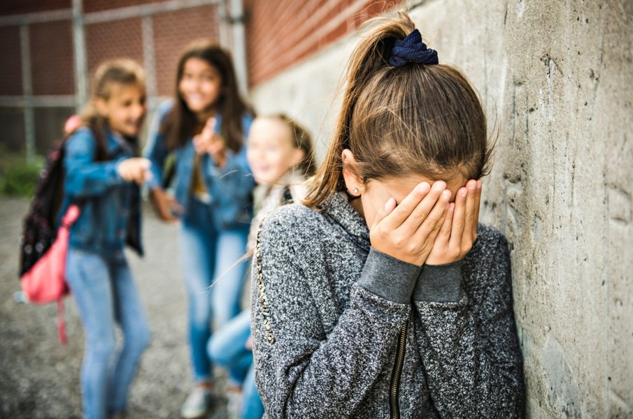 O elevă din Mehedinți a fost bătută de două colege. De la ce a pornit conflictul