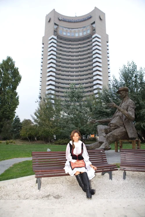 Nadine a pozat în costum popular pentru Dorin Negrău. (Foto: Cătălin Mihai)