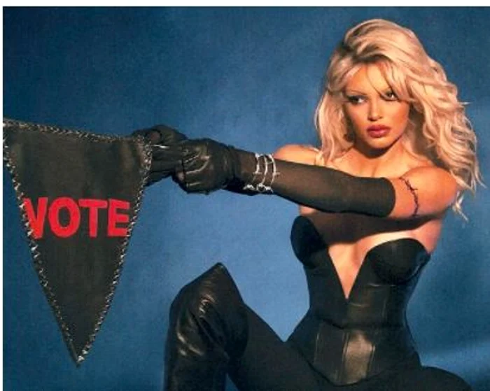 Kendall s-a deghizat în Pamela Anderson