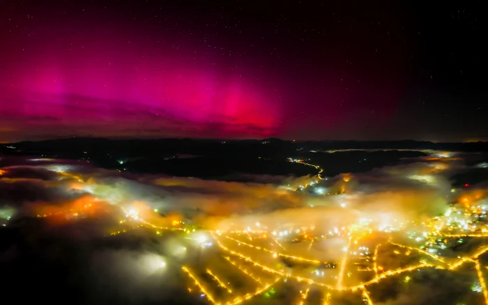 Aurora Boreală, deasupra orașului Brad din Hunedoara. Foto: Marius Turc. 