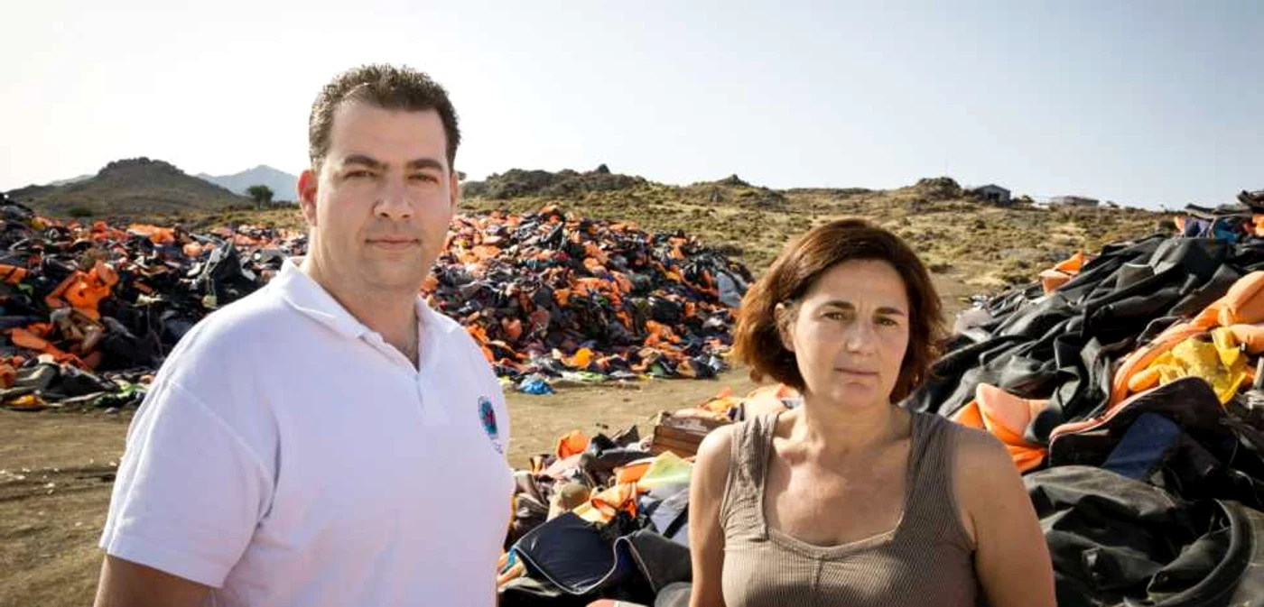 Konstantinos Mitragas şi Efi Latsoudi pe insula Lesbos. Foto: UNHCR