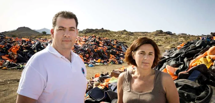 Konstantinos Mitragas şi Efi Latsoudi pe insula Lesbos. Foto: UNHCR