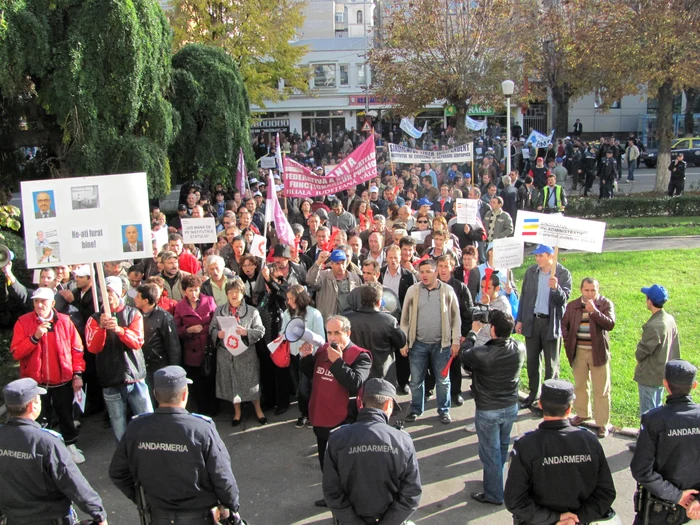 500 de oameni protesteaza din cauza saraciei