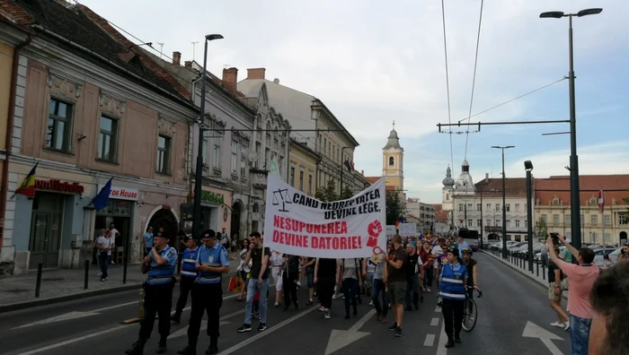 Mii de clujeni au ieşit şi miercuri în stradă. FOTO: Remus Florescu