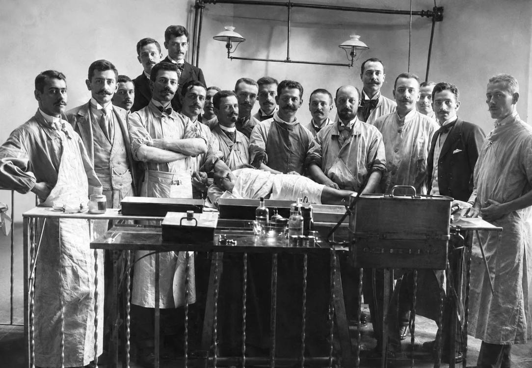 Medicul Minovici alături de colegi în sala de experimente