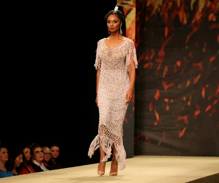 
    Laurette a defilat în vestimentaţiile create de Liza Panaitfoto: Dorin Constanda  