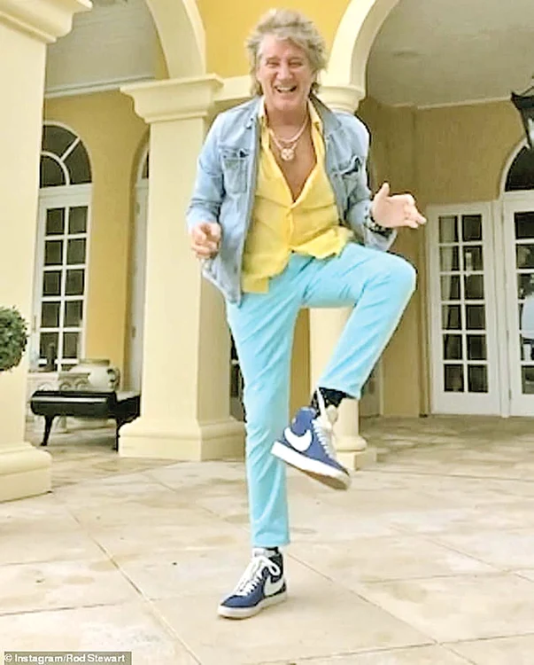 Rod Stewart a făcut mişcări de dans la două zile după ce a fost operat la genunchi