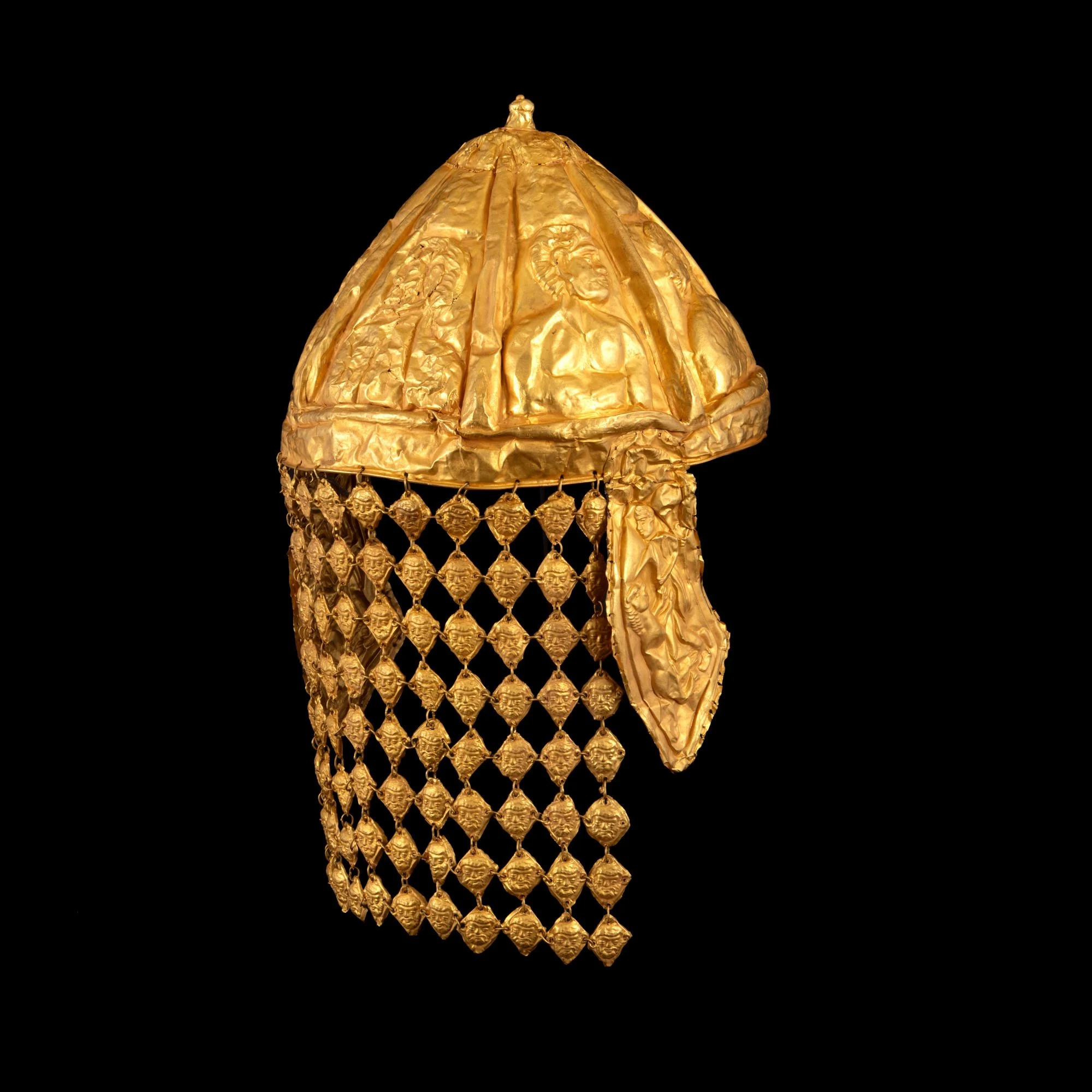 „Coiful cu eroi”, scos la licitație de Artmark: prețul de pornire pentru obiectul unicat din aur de 23 K